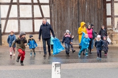 Alle Generationen mit Spaß dabei. Willingshausen Clean-Up April 2023