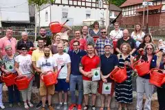 1243365590-alle-baumpaten-bekamen-eine-urkunde-und-eine-rote-giesskanne-im-rahmen-vereinsjubilaeums-bekamen-15-neue-baumpaten-ihren-baum-whifAJBkVef-2 1243365590-alle-baumpaten-bekamen-eine-urkunde-und-eine-rote-giesskanne-im-rahmen-vereinsjubilaeums-bekamen-15-neue-baumpaten-ihren-baum-whifAJBkVef-2