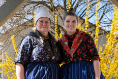 LandFrauen Willingshausen, Heike Corell und Lisa-Marie Schäfer in Arbeitstracht