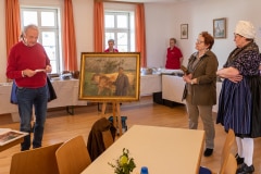 Johannes Prinz mit dem Gemälde "Schwälmer Bauer mit Ochsengespann"