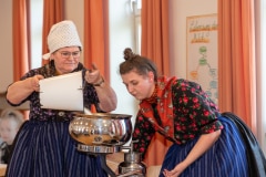 LandFrauen Willingshausen, warme Milch in die Schleuder