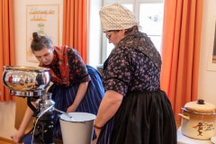 LandFrauen Willingshausen, Milch schleudern ist Arbeit