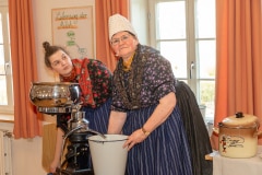 LandFrauen Willingshausen, Milch schleudern ist Arbeit