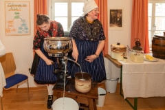 LandFrauen Willingshausen, Milch schleudern