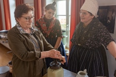 LandFrauen Willingshausen, Ulli Becker-Dippel schlägt die Butter