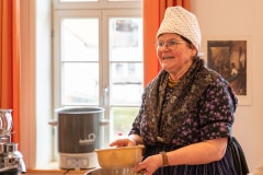 LandFrauen Willingshausen, Heike Corell zeigt die fertige Butter
