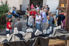 2023-07-08, Ausstellung "Tohuwabu in der Werkstatt", vor dem Bildhauerstand 2023-07-08, Ausstellung "Tohuwabu in der Werkstatt", vor dem Bildhauerstand