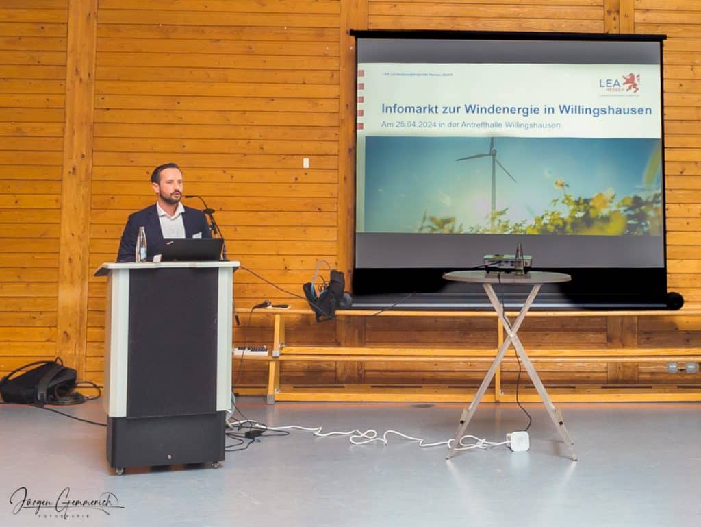 Luca Fritsch eröffnet den Infomarkt zur Windenergie in Willingshausen