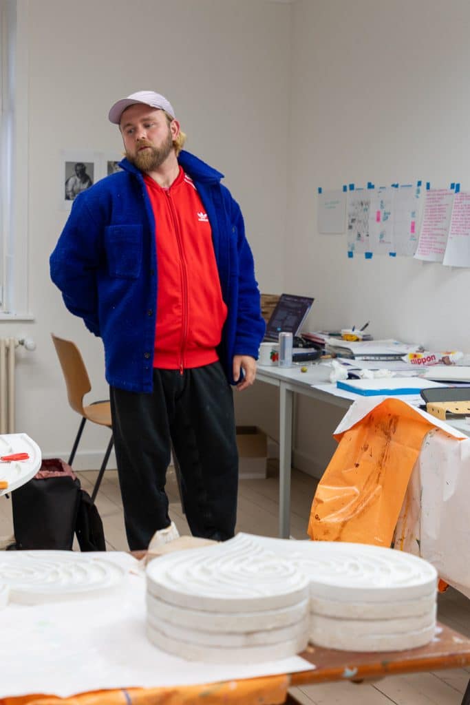Gasper Kunsic im Atelier des Weltkulturhauses Willingshausen